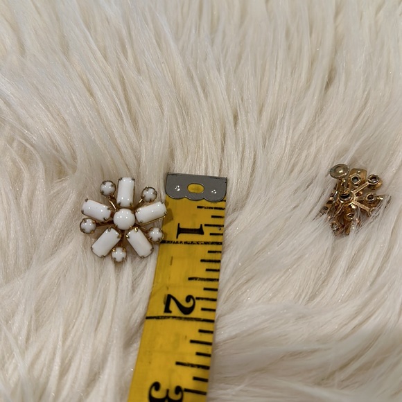Vintage faux white stone screw back earrings - Picture 7 of 7